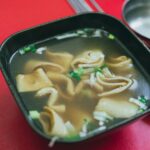 Para o Bento Cake perfeito, siga uma receita simples de bolo e recheio, adaptando o tamanho. Para as frases, use coberturas f