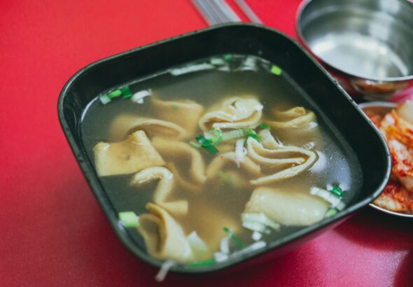 Para o Bento Cake perfeito, siga uma receita simples de bolo e recheio, adaptando o tamanho. Para as frases, use coberturas f