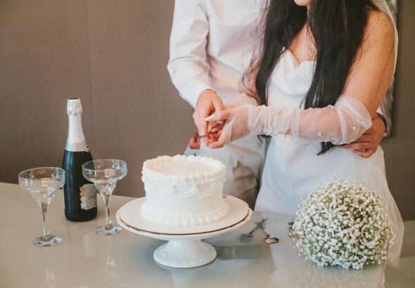 Para Bolo Baeta, trata-se de um bolo tradicional brasileiro, conhecido por sua massa amanteigada, macia e úmida, frequentemen