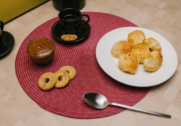 Para Bolo Bem-Casado com Recheio de Doce de Leite, a chave é uma massa aerada e um recheio cremoso e equilibrado. A receita i
