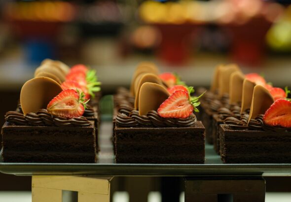 Para fazer um Bolo Bombom com Morangos Inteiros, você precisará de uma massa de bolo macia, recheio cremoso, cobertura de cho