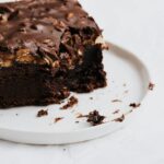 Para fazer um Bolo Brownie com casquinha crocante e meio úmido, é essencial controlar a temperatura do forno (geralmente entr