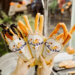 Para preparar um Bolo Churros com muito Doce de Leite, a chave é combinar uma massa macia e aerada com o sabor marcante da ca