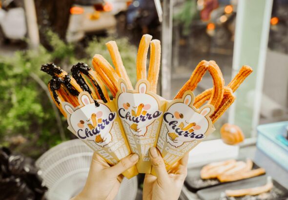 Para preparar um Bolo Churros com muito Doce de Leite, a chave é combinar uma massa macia e aerada com o sabor marcante da ca