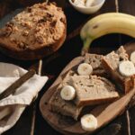 Para preparar um Bolo de Banana Amassada (Receita rápida) delicioso e prático, você precisará de bananas maduras, ovos, farin