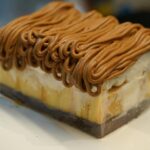 Para preparar um Bolo de Banana Caramelada com Canela, combine bananas maduras com um caramelo caseiro de açúcar e manteiga,