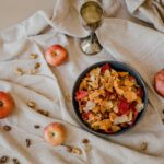 Para o Bolo de Batata Doce (Opção pré-treino), prepare uma receita que combine carboidratos complexos e proteínas, fornecendo