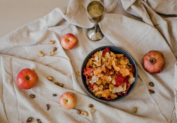 Para o Bolo de Batata Doce (Opção pré-treino), prepare uma receita que combine carboidratos complexos e proteínas, fornecendo