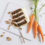 Para Bolo de Cenoura com Cobertura Crocante de Chocolate, prepare uma massa fofinha e úmida com cenoura fresca. A cobertura c