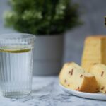 Para Bolo de Chia e Limão, combine farinha, açúcar, ovos, óleo, suco e raspas de limão, fermento e sementes de chia. Essa rec