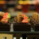 Para um Bolo de Chocolate com Morango (Combinação perfeita), o segredo reside no equilíbrio entre a intensidade do chocolate