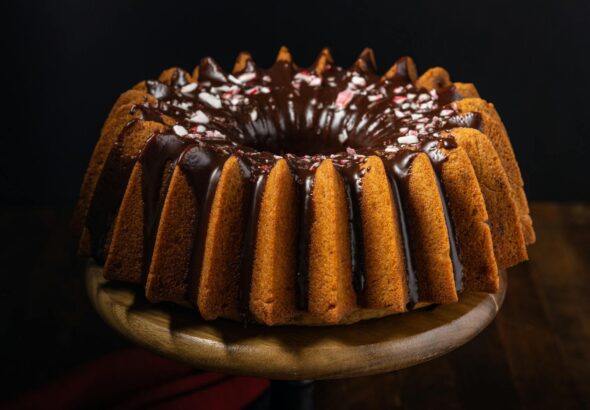 Para fazer um bolo de chocolate meio amargo menos doce, o segredo está em equilibrar a quantidade de açúcar com a intensidade