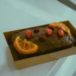 Para um Bolo de Chocolate Zero Açúcar delicioso e saudável, utilize xilitol ou erythritol como adoçantes, combinados com caca