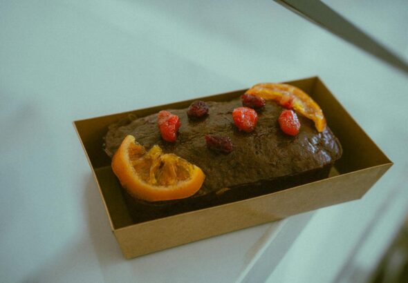 Para um Bolo de Chocolate Zero Açúcar delicioso e saudável, utilize xilitol ou erythritol como adoçantes, combinados com caca