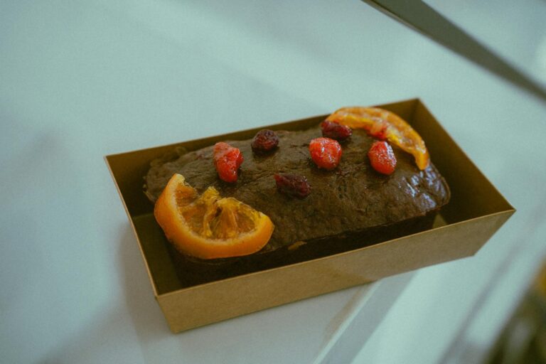 Para um Bolo de Chocolate Zero Açúcar delicioso e saudável, utilize xilitol ou erythritol como adoçantes, combinados com caca