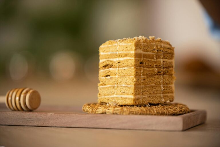 Para preparar um delicioso Bolo de Especiarias (Estilo Pão de Mel), você precisará combinar farinha, açúcar, ovos, mel e uma