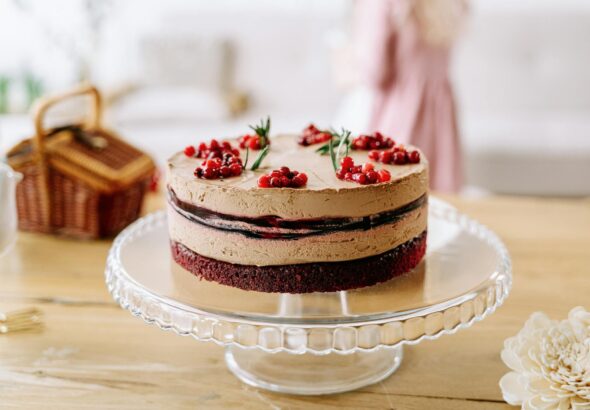 Para um Bolo de Frutas Vermelhas excepcional, a chave está na qualidade dos ingredientes, na técnica de preparo da massa e no
