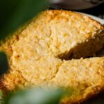 Para o Bolo de Fubá com Erva Doce Light, a chave é equilibrar o sabor tradicional com ingredientes mais leves. Utilize adoçan