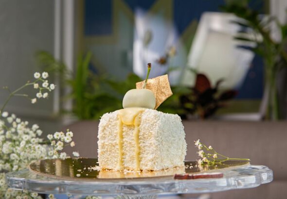 Para fazer Bolo de Fubá Cremoso (estilo pamonha), combine fubá, leite, ovos, açúcar e outros ingredientes em um liquidificado