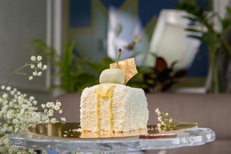 Para fazer Bolo de Fubá Cremoso (estilo pamonha), combine fubá, leite, ovos, açúcar e outros ingredientes em um liquidificado