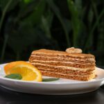 Para um Bolo de Laranja Molhadinho verdadeiramente irresistível, o segredo reside na calda. Ela deve ser feita com suco de la