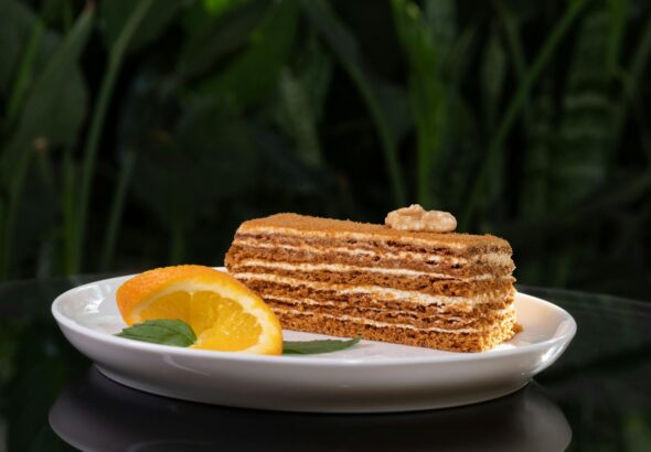 Para um Bolo de Laranja Molhadinho verdadeiramente irresistível, o segredo reside na calda. Ela deve ser feita com suco de la
