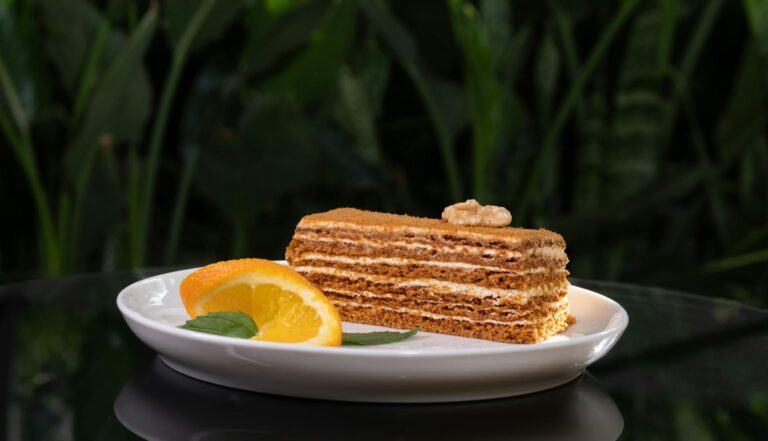 Para um Bolo de Laranja Molhadinho verdadeiramente irresistível, o segredo reside na calda. Ela deve ser feita com suco de la