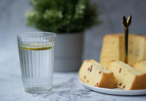 Para preparar um delicioso Bolo de Limão com Cobertura de Leite Condensado, você precisará de ingredientes simples como farin