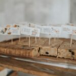 Para um Bolo de Maçã com Nozes e Passas excepcional, combine maçãs frescas, nozes crocantes e passas suculentas em uma massa