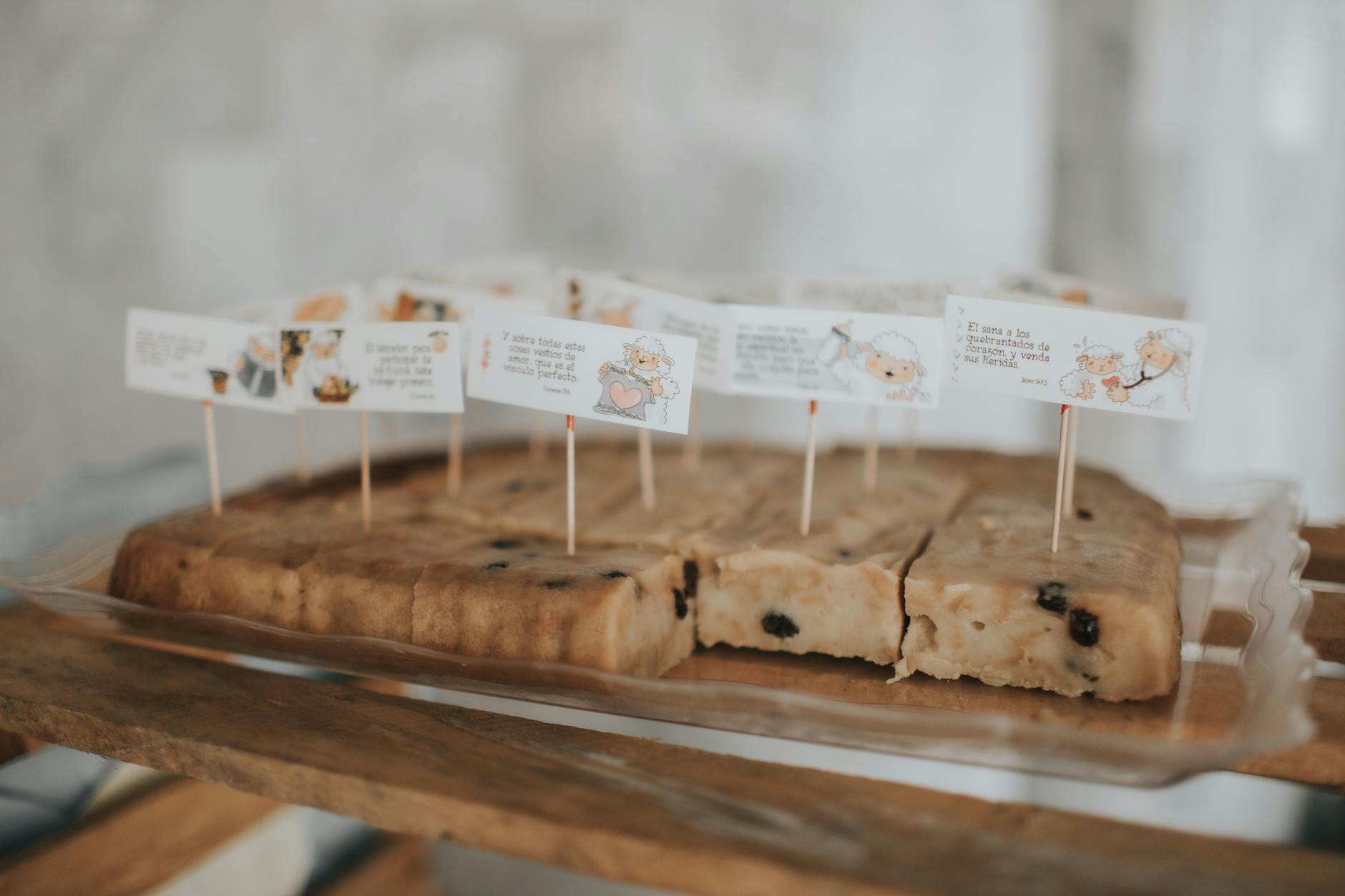 Para um Bolo de Maçã com Nozes e Passas excepcional, combine maçãs frescas, nozes crocantes e passas suculentas em uma massa