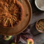 Para preparar um Bolo de Maçã Integral 100% que seja delicioso e nutritivo, você precisará de maçãs frescas, farinha de trigo