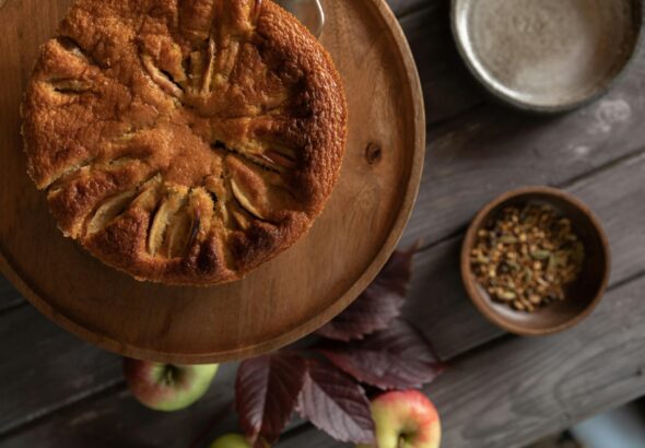 Para preparar um Bolo de Maçã Integral 100% que seja delicioso e nutritivo, você precisará de maçãs frescas, farinha de trigo