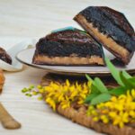 Para preparar um delicioso Bolo de Macaxeira Caramelizado, você precisará de macaxeira cozida e amassada, ovos, açúcar, leite