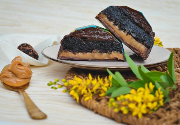 Para preparar um delicioso Bolo de Macaxeira Caramelizado, você precisará de macaxeira cozida e amassada, ovos, açúcar, leite