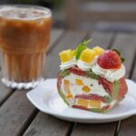 Para preparar um Bolo de Maracujá com Sementes na Calda perfeito, combine uma massa aerada e úmida com uma calda agridoce, ri