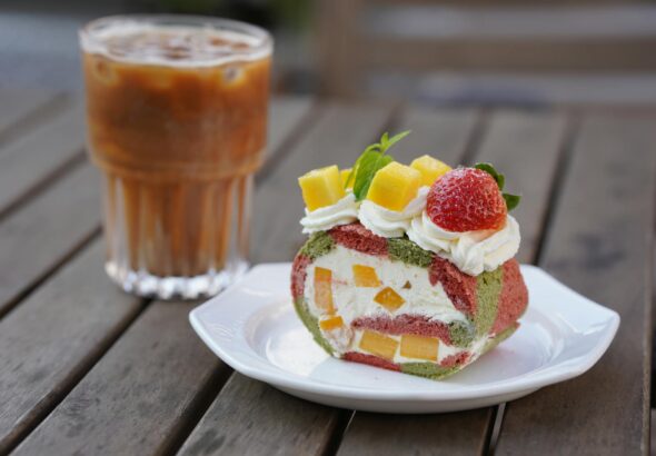 Para preparar um Bolo de Maracujá com Sementes na Calda perfeito, combine uma massa aerada e úmida com uma calda agridoce, ri