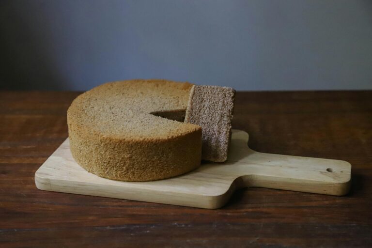 Para um autêntico Bolo de Nada, o bolo simples amanteigado perfeito para seu café, você precisará de ingredientes básicos com