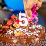 Para preparar um Bolo de Nozes com Estrogonofe de Nozes, você precisará de uma massa fofa de nozes e um recheio/cobertura cre