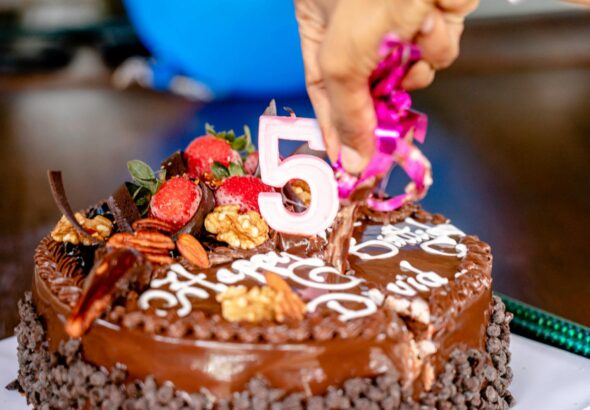 Para preparar um Bolo de Nozes com Estrogonofe de Nozes, você precisará de uma massa fofa de nozes e um recheio/cobertura cre