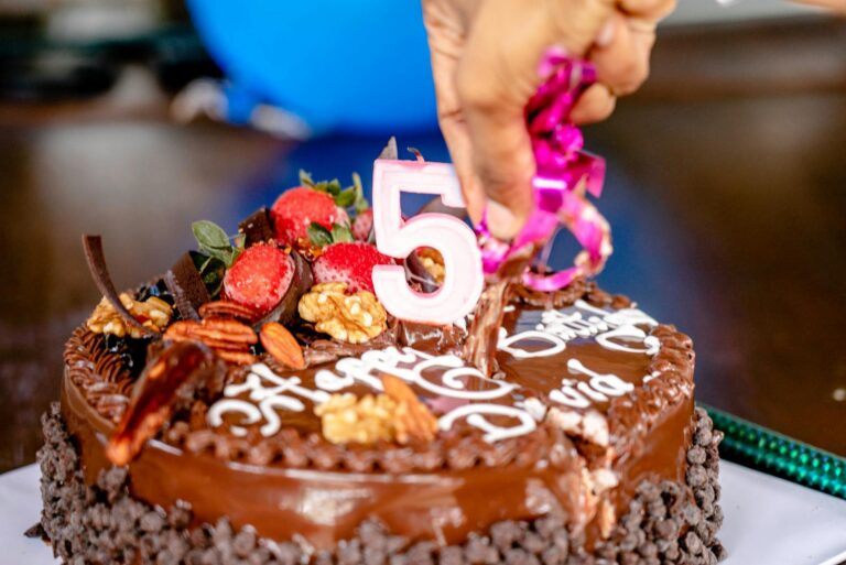 Para preparar um Bolo de Nozes com Estrogonofe de Nozes, você precisará de uma massa fofa de nozes e um recheio/cobertura cre