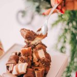 Para preparar um Bolo de Nutella com Leite Ninho irresistível, você precisará de ingredientes como farinha, ovos, açúcar, Nut