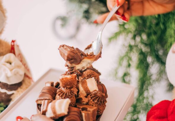 Para preparar um Bolo de Nutella com Leite Ninho irresistível, você precisará de ingredientes como farinha, ovos, açúcar, Nut