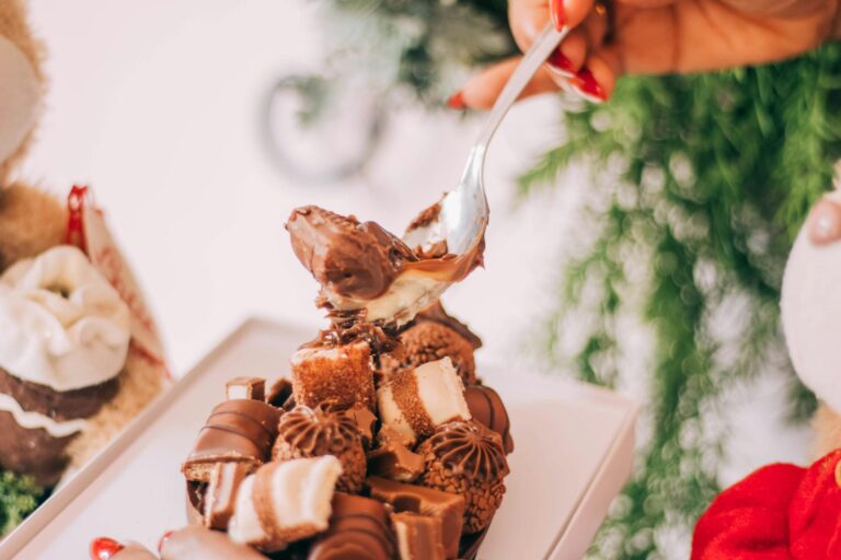 Para preparar um Bolo de Nutella com Leite Ninho irresistível, você precisará de ingredientes como farinha, ovos, açúcar, Nut