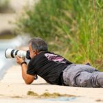 Para fazer um Bolo de Pêra Invertido, você precisará caramelizar peras fatiadas no fundo da forma, cobrir com uma massa de bo