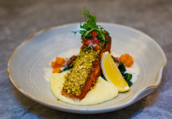 Para um Bolo de Pistache com Limão Siciliano, você precisa de ingredientes frescos como pistaches de boa qualidade, limões si