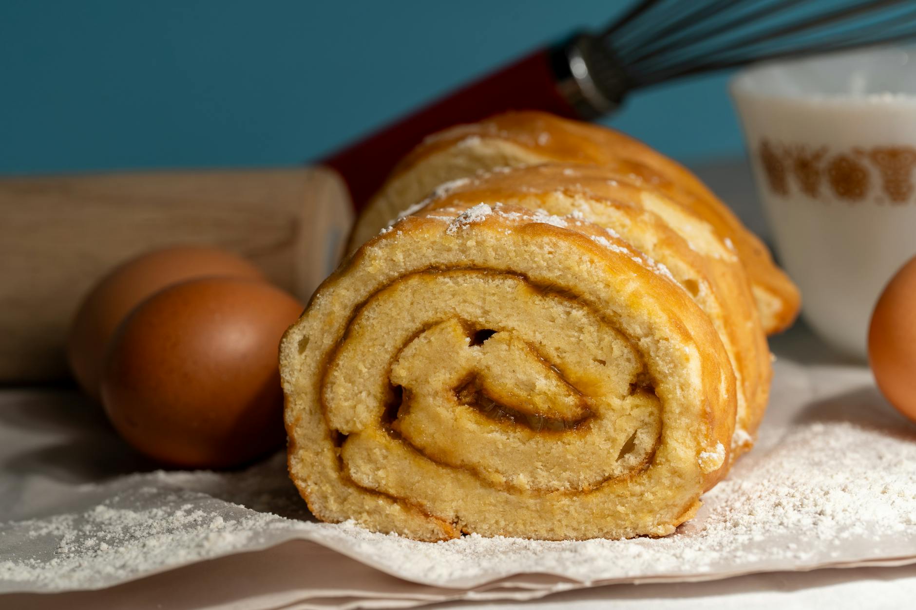 Para fazer o Bolo de Rolo Pernambucano com camadas perfeitas, é essencial seguir um passo a passo rigoroso, focando na fina e