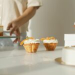 Para fazer um delicioso bolo de tangerina (mexerica) com casca, utilize a fruta inteira (bem lavada e sem sementes) batida no