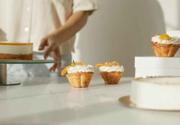 Para fazer um delicioso bolo de tangerina (mexerica) com casca, utilize a fruta inteira (bem lavada e sem sementes) batida no