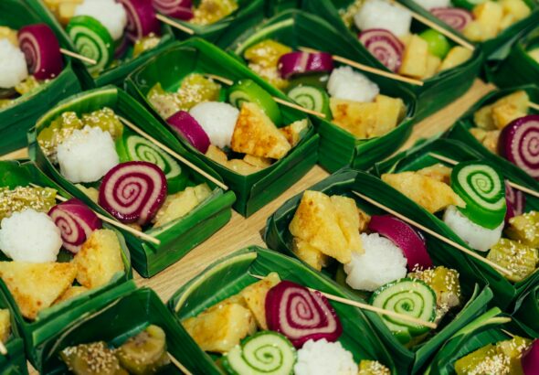 Para preparar um delicioso Bolo de Tapioca Granulada (Sem forno), você precisará de tapioca granulada, leite de coco, leite,