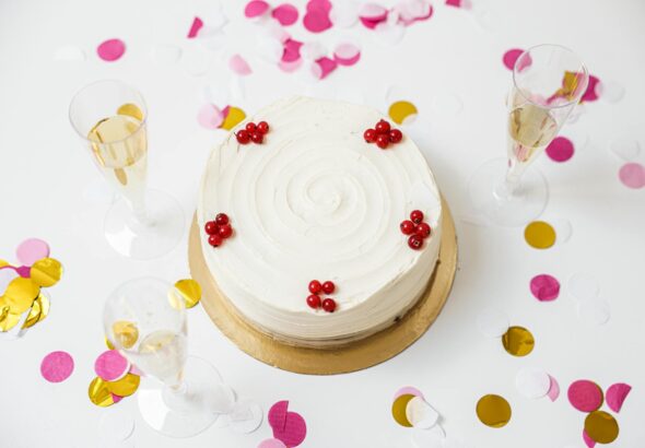 Para fazer um Bolo de Vinho Tinto delicioso, combine farinha, açúcar, ovos, óleo e um bom vinho tinto seco. A massa deve ser